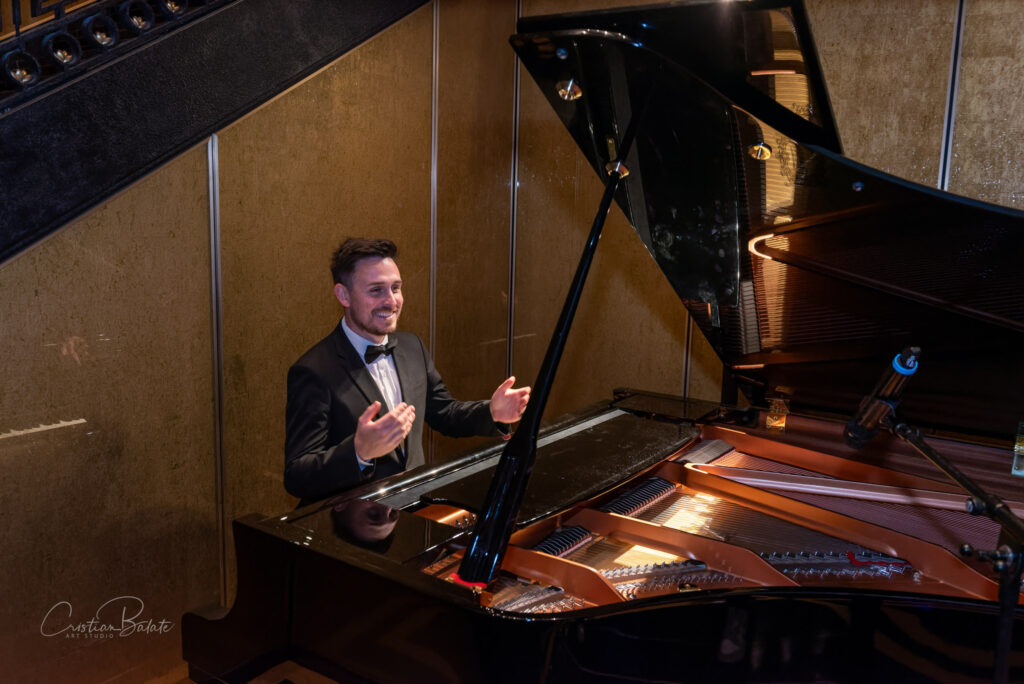 contact +447415384981